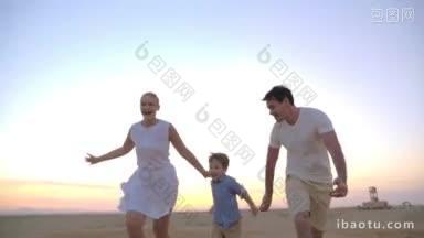 慢动作斯坦尼康拍摄<strong>的</strong>一个<strong>年轻的</strong>家庭享受假期<strong>的父母</strong>和小儿子跑步和有乐趣